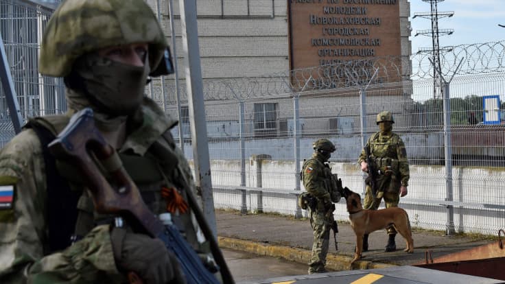 Venäläisiä sotilaita partioimassa Kakhovkan vesivoimala.