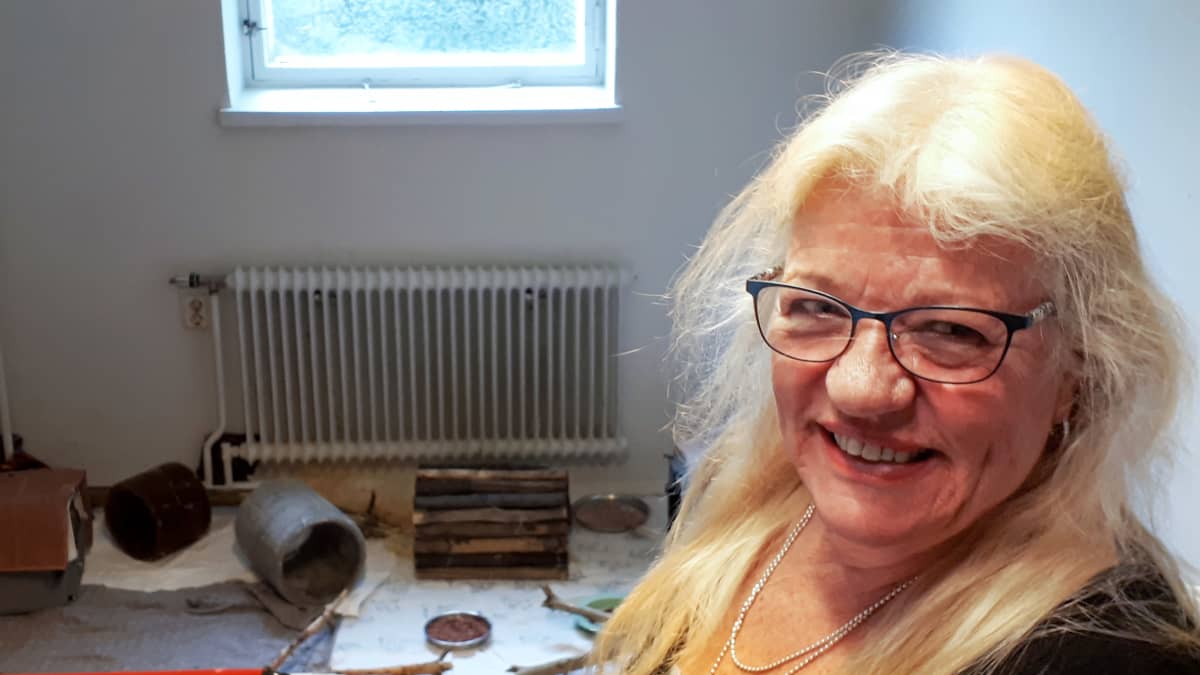 Britt-Marie Juup poseeraa kameralle kettu-huoneessa Turun eläinsuojeluyhdistyksen tiloissa.