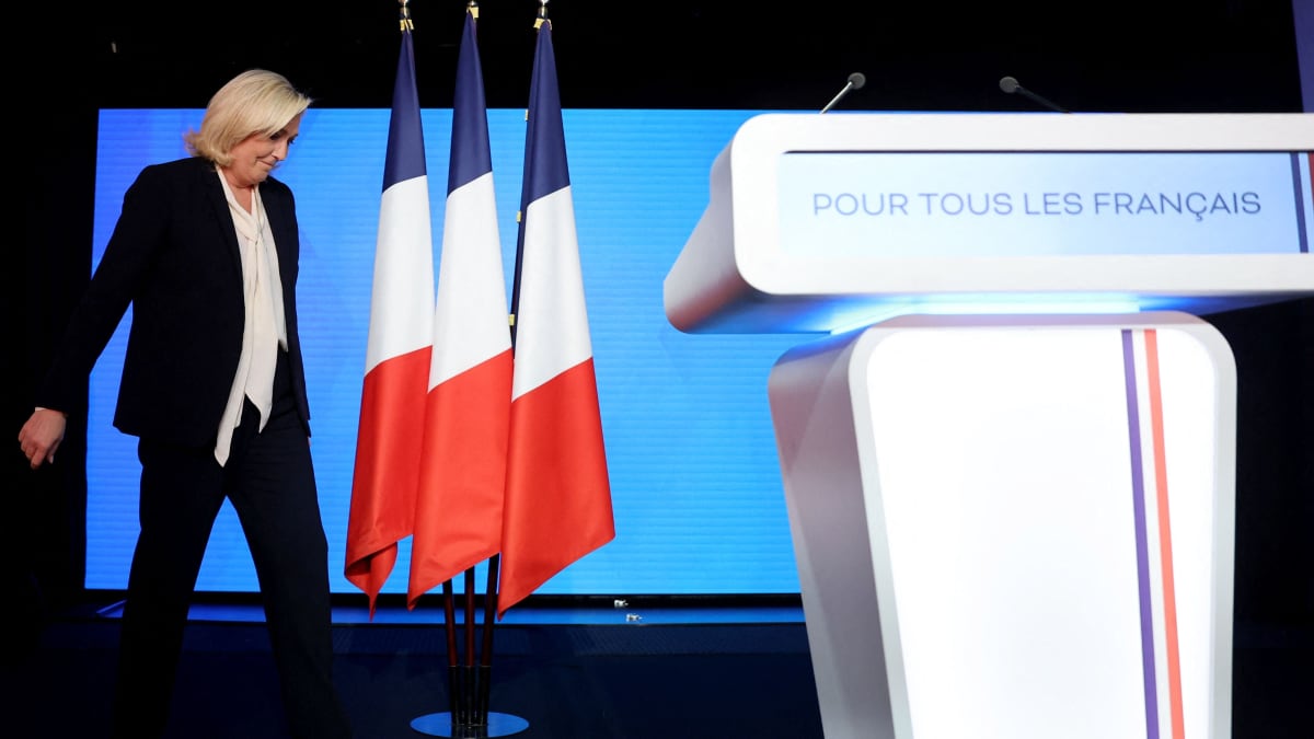 Marine Le Pen astelee kannattajiensa eteen ensimmäisten vaalitulosennusteiden saavuttua.