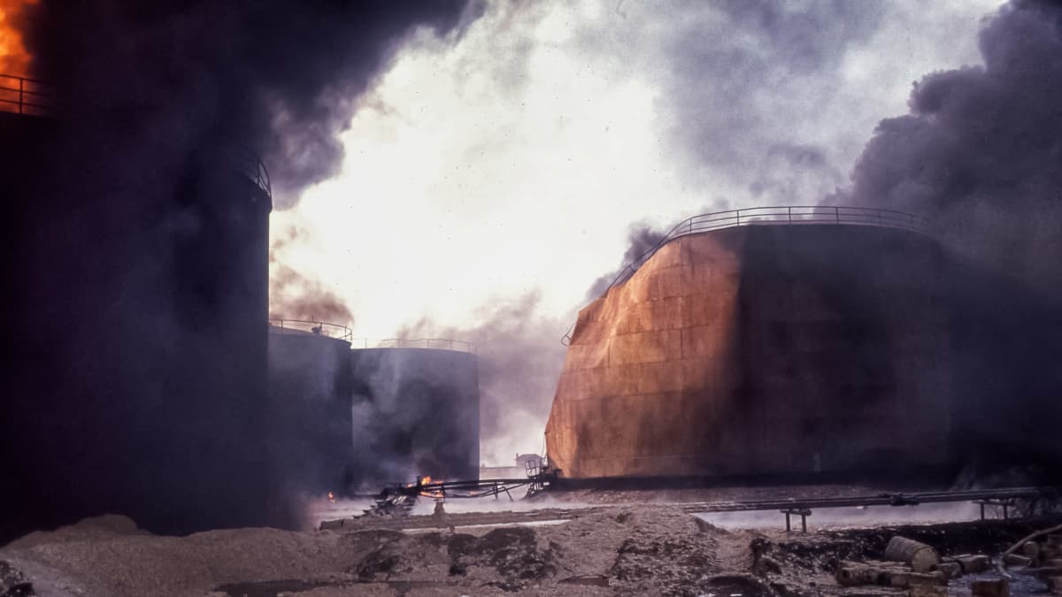 Esson öljyvaraston tulipalo Kokkolan Ykspihlajassa toukokuussa 1973. Palaneita ja vaurioituneita öljysäiliöitä ja hajonnutta betonia. 