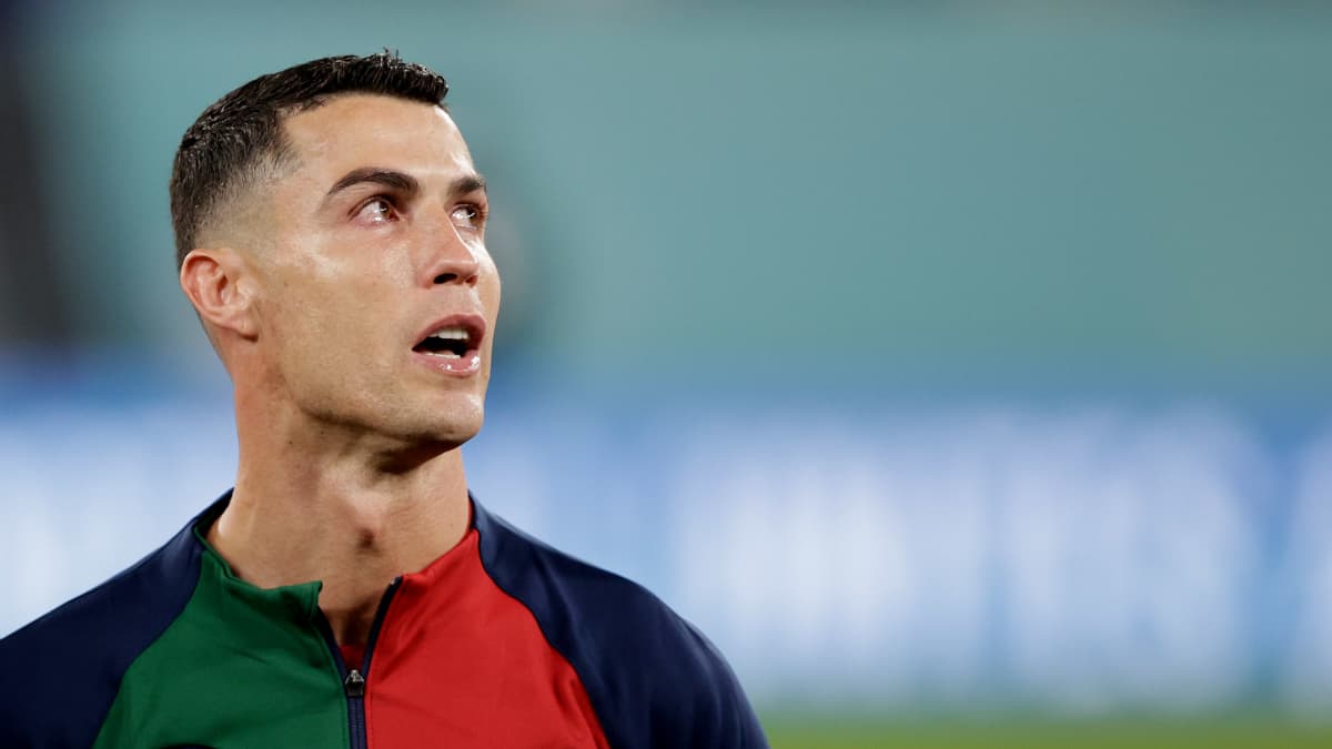 Cristiano Ronaldo herkistyi kansallislaulujen aikana.