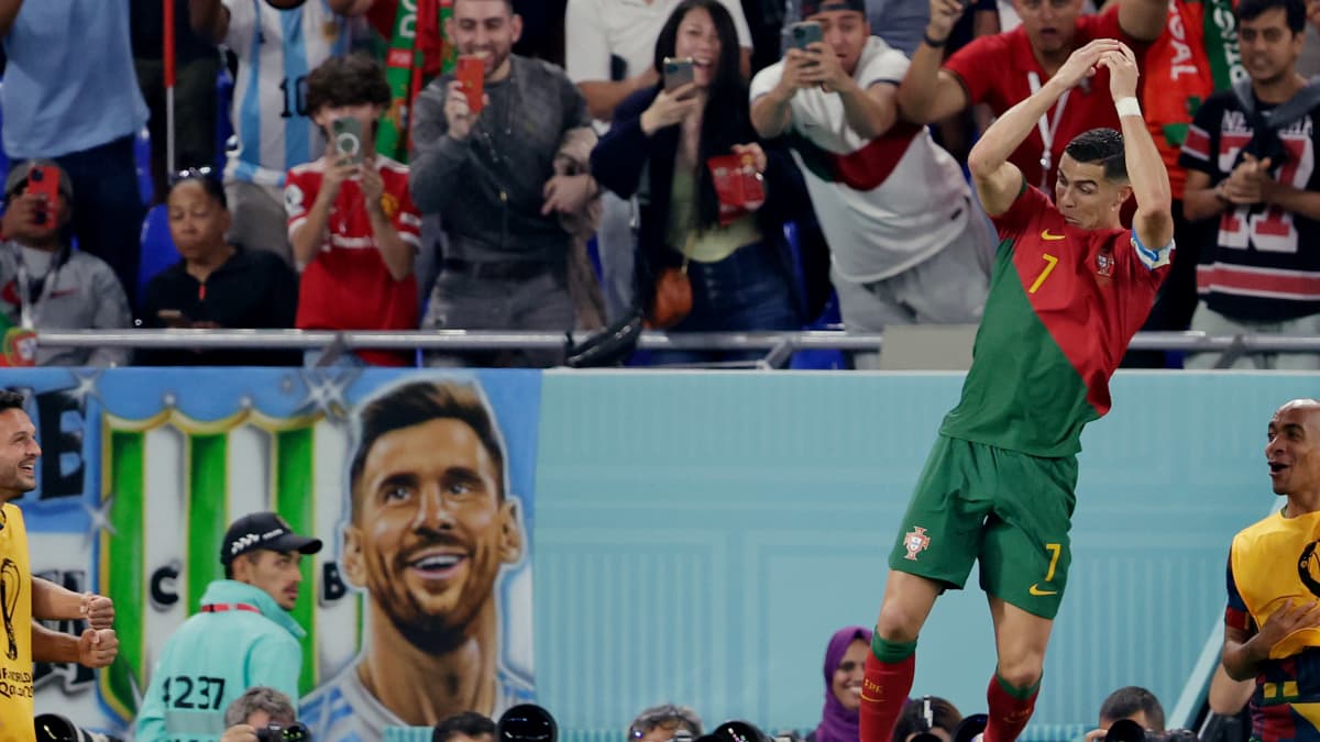 Cristiano Ronaldo tuulettaa ja taustalla on Lionel Messin 