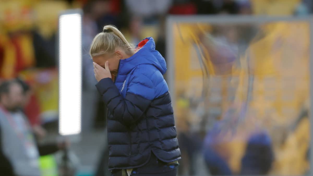 Stefanie van der Gragt pettyneenä, kun Hollanti putosi MM-kisoista 2023.