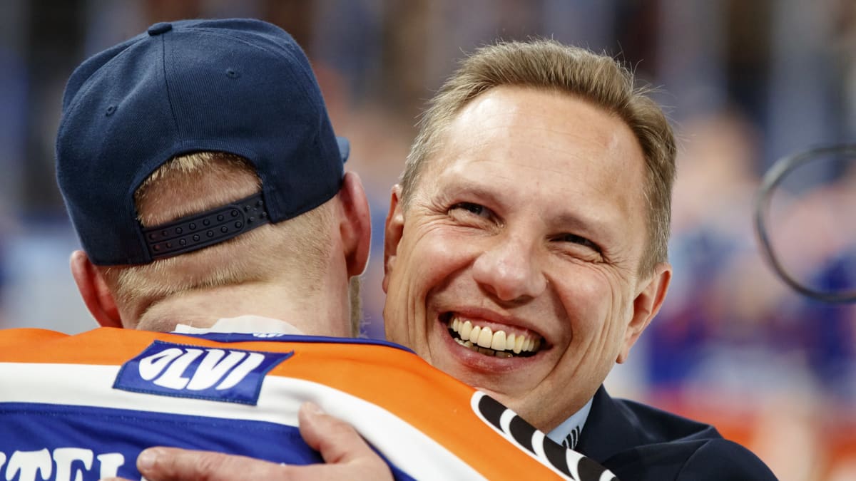 Jussi Tapola halaa Otto Rauhalaa.