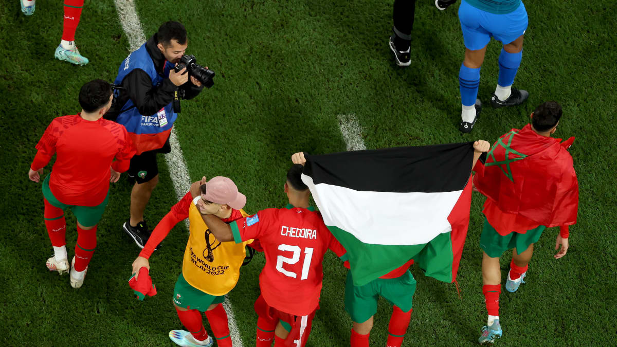 Marokon pelaaja pitelee Palestiinan lippua.