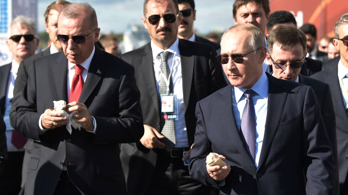 Turkin presidentti Recep Tayyip Erdoğan ja Venäjän presidentti Vladimir Putin kävelevät jäätelöt kädessään.