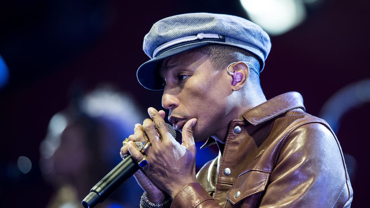 Pharrell Williams sjunger i mikrofon