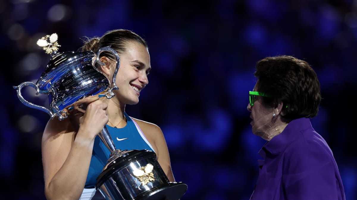 Aryna Sabalenka hymyilee Billie Jean Kingille.