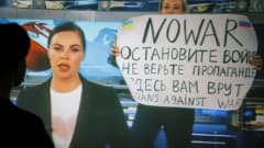 Työntekijä astuu Ostankinon televisiostudioon julisteen kanssa "Ei sotaa". Lopeta sota. Älä usko propagandaa. Sinulle täällä valehdellaan" Moskovassa, Venäjällä, 15. maaliskuuta 2022.
