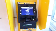 Nosto-automaatti kaupan aulassa