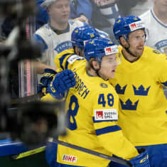 Ruotsi juhlii Oscar Lindbergin maalia Suomea vastaan MM-ottelussa Tampereella 2023.
