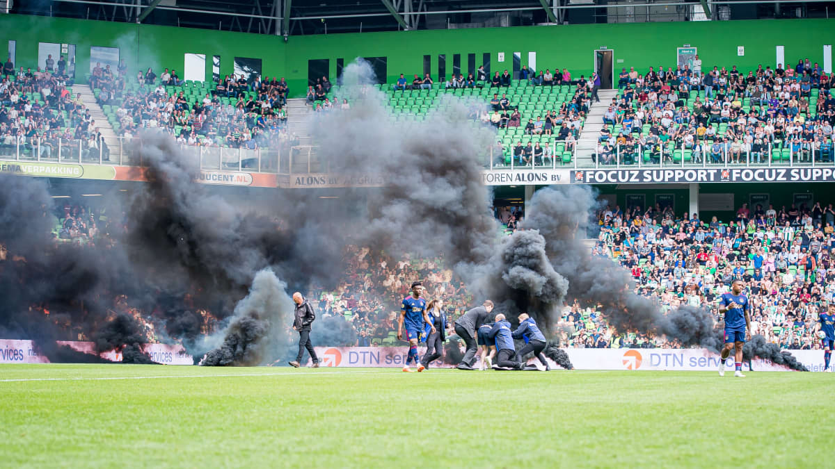 Savupommeja kentällä Groningenin ja Ajaxin ottelussa 14.5.2023.