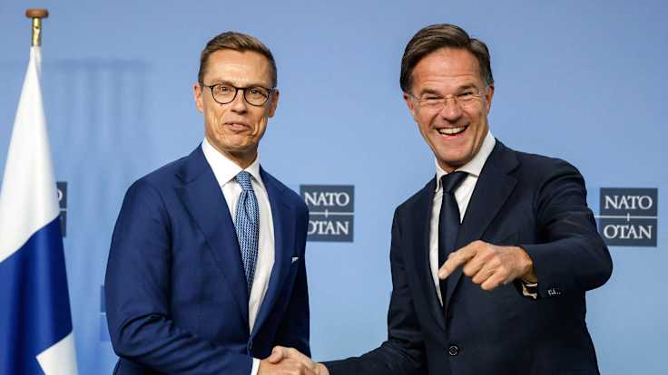 Alexander Stubb ja  Mark Rutte kättelevät tiedotustilaisuudessa.
