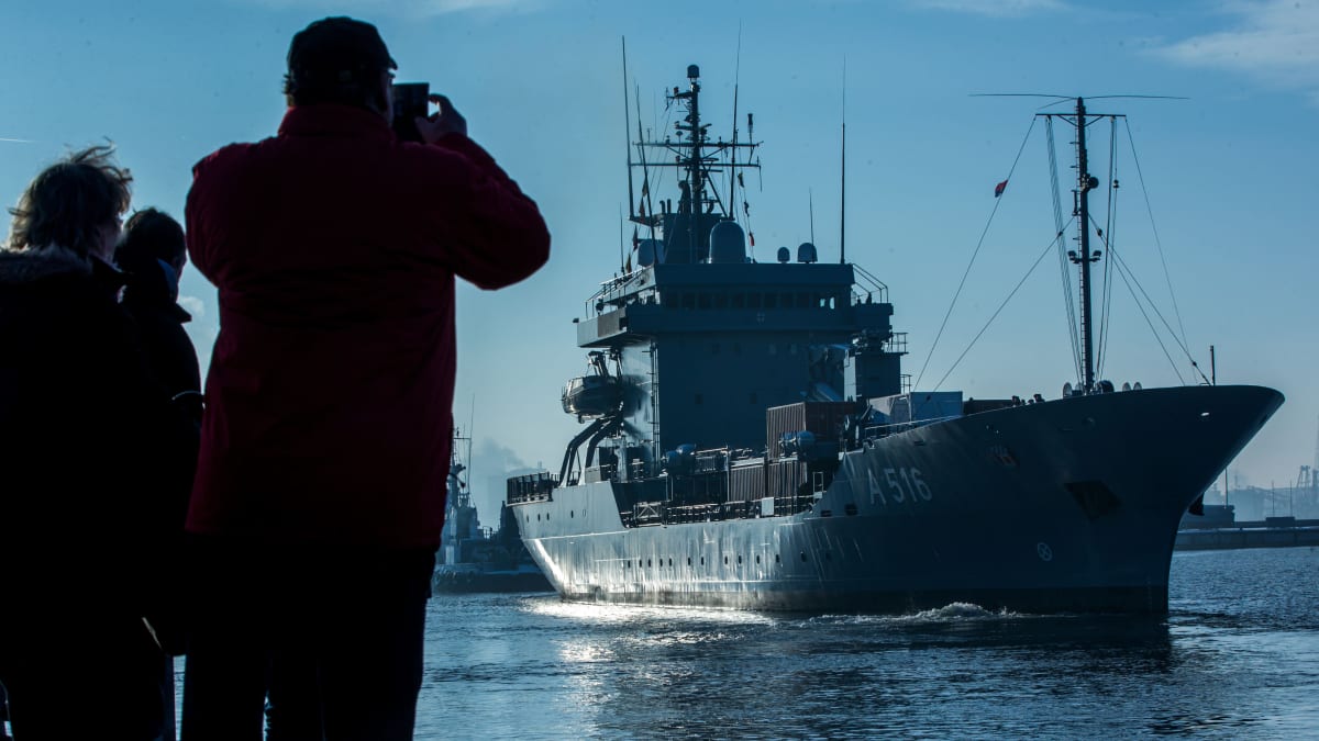 Naton miinanraivauslaiva lähdössä satamasta.