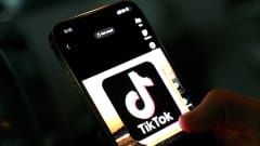 Tiktok sovellus näkyy puhelimen näytöllä.