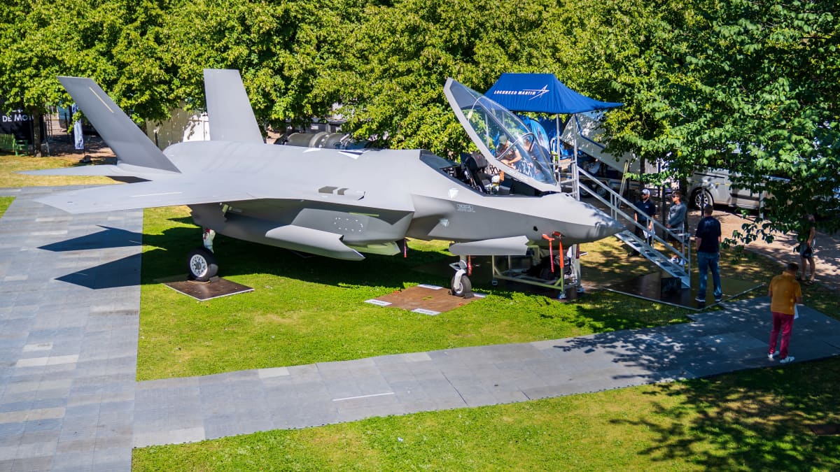 Helsingin kaivopuistossa Lockheed Martinin valmistama F-35 hävittäjä