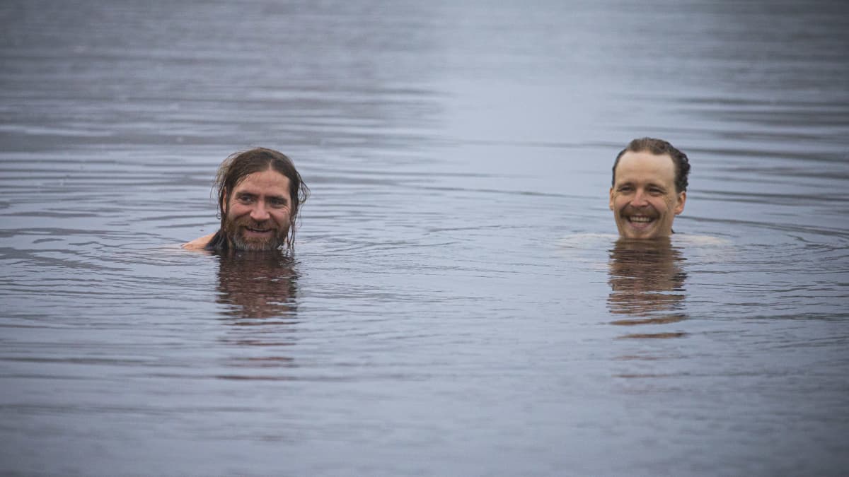 Pentti Järvelin ja Antti Putkonen uivat Tuiran uimarannalla Oulussa.