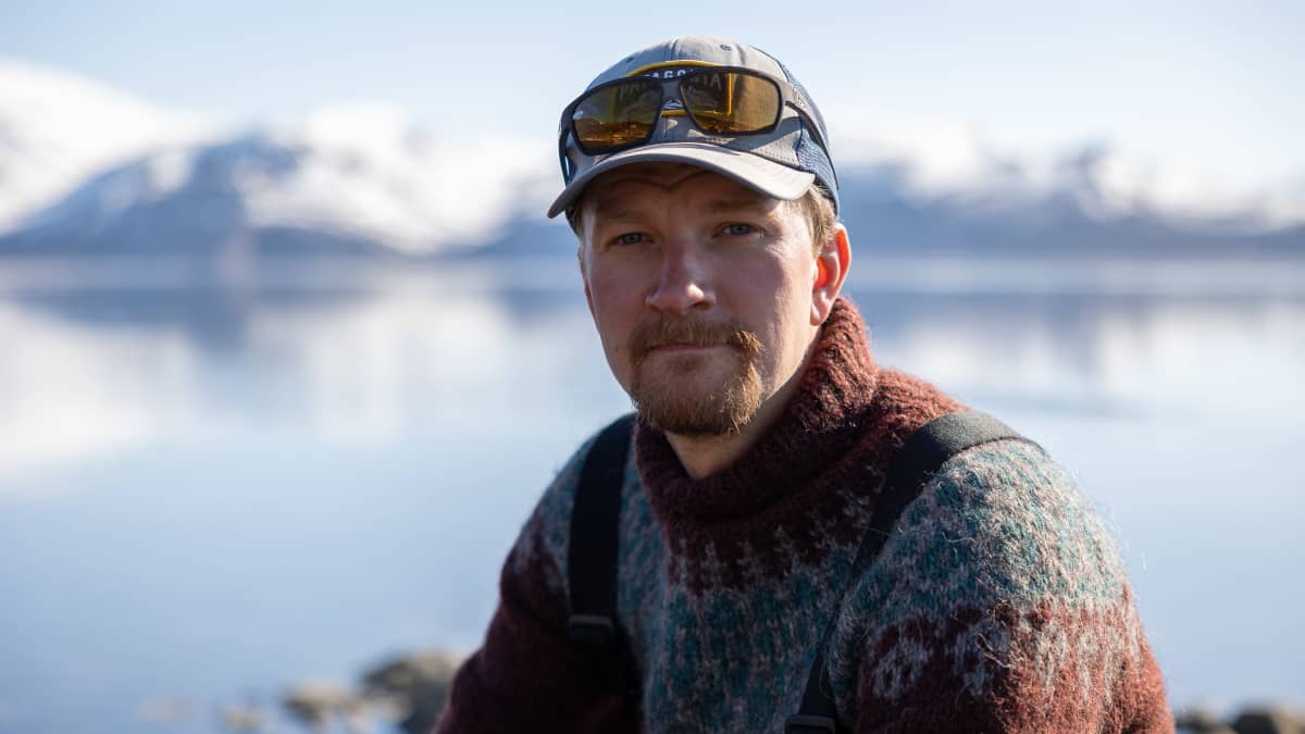 Luken tutkimusassistentti Mikko Kytökorpi istuu meren rannalla Tenonvuonossa Norjassa.