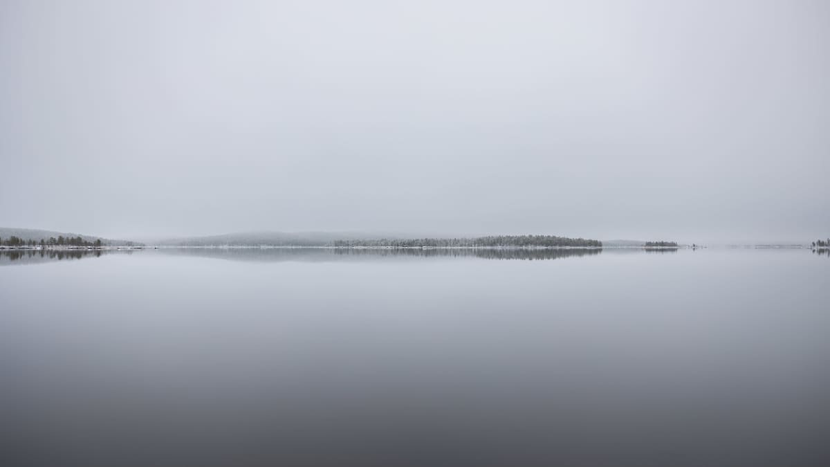 Järvimaisema talvella sulan veden aikana