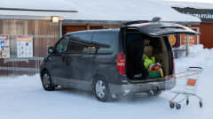 pakettiauto kaupan pihalla, osotoskärryt