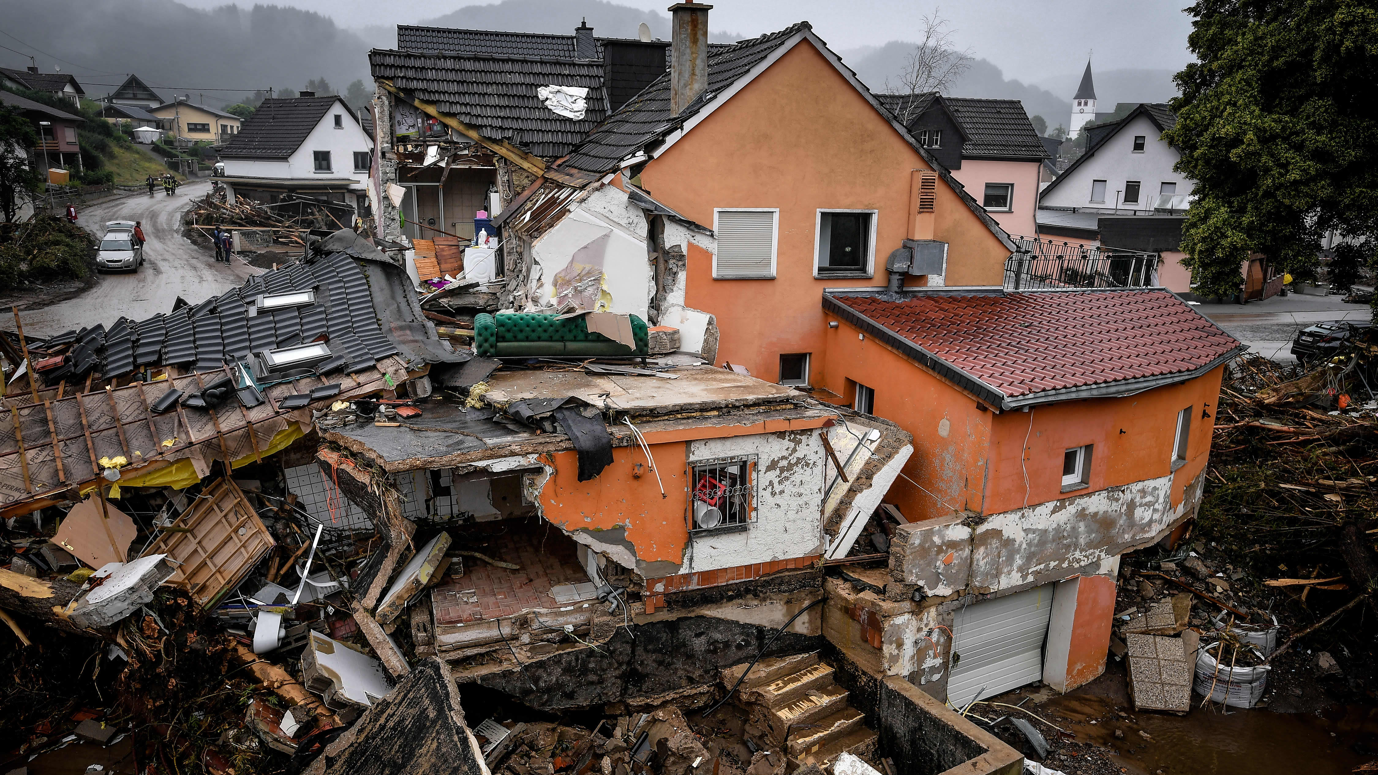 Tulvan jälkeiset tuhot Schuldin kylässä Saksassa 16. heinäkuuta.