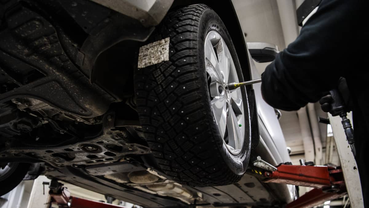 Kuvassa mies työskentelee helsinkiläisellä autohuoltamolla 23. lokakuuta 2020.
