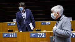 Carles Puigdemont ja Clara Ponsati maskit kasvoillaan Euroopan parlamentin istuntosalissa