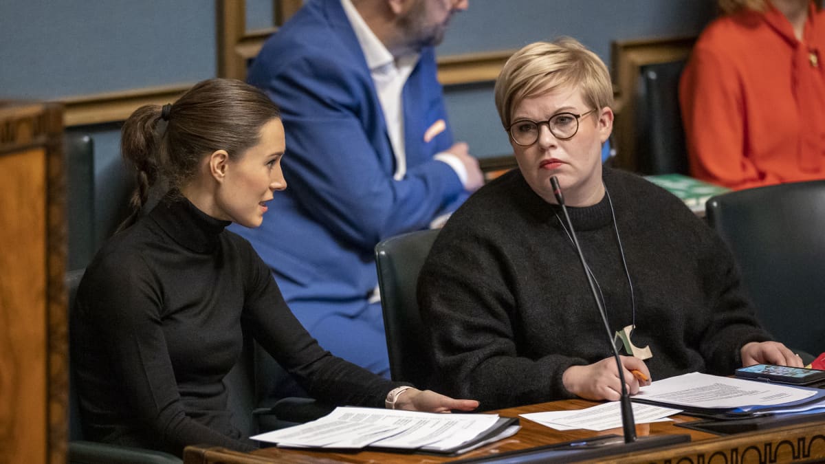Pääministeri Sanna Marin ja valtiovarainministeri Annika Saarikko eduskunnassa 9.11.2022