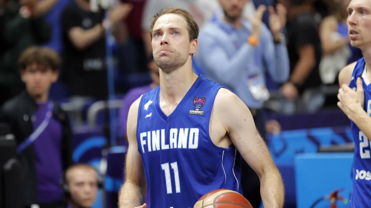 Petteri Koponen liikuttuneena uran viimeisen koripallo-ottelun jälkeen. Suomi hävisi Espanjalle EM-puolivälierässä.