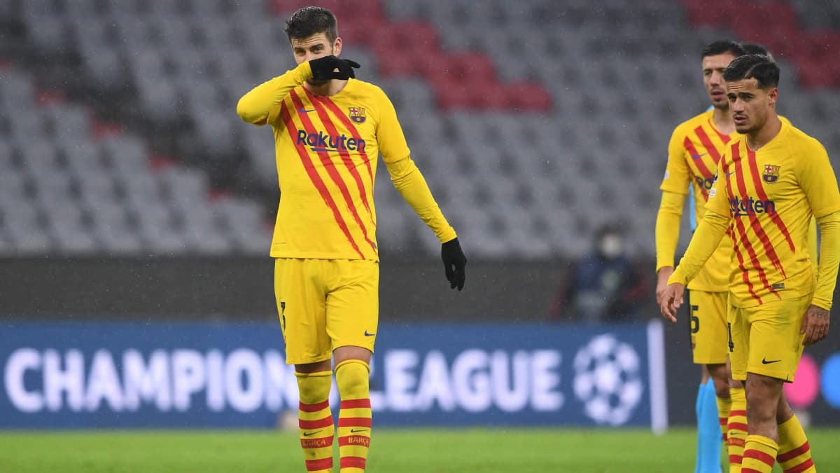 FC Barcelonan pelaajia ei hymyilyttänyt pelin jälkeen. 