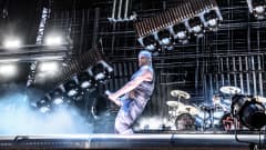 Till Lindeman, sångaren i Rammstein gör en obscen gest med mikrofonen