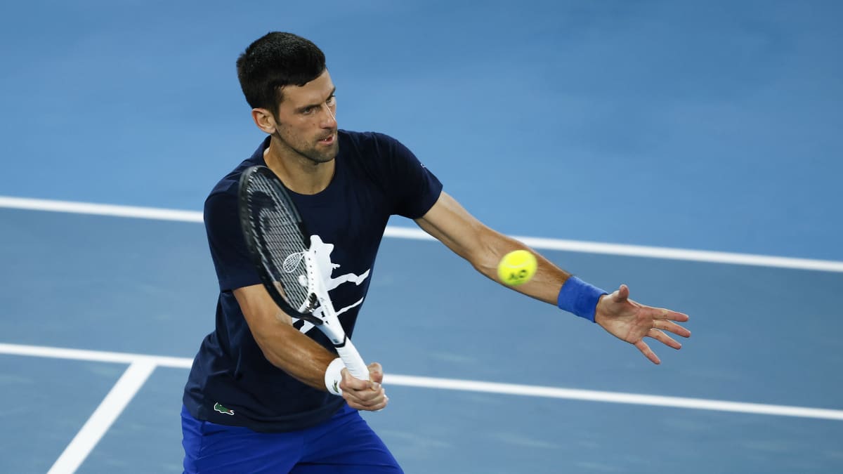 Novak Djokovic lyö tennispalloa.
