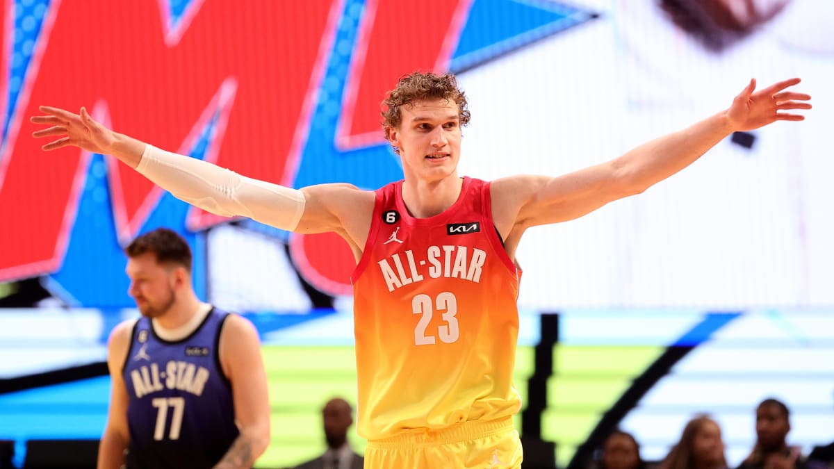 Lauri Markkanen tuuletti NBA:n tähdistöpelissä.