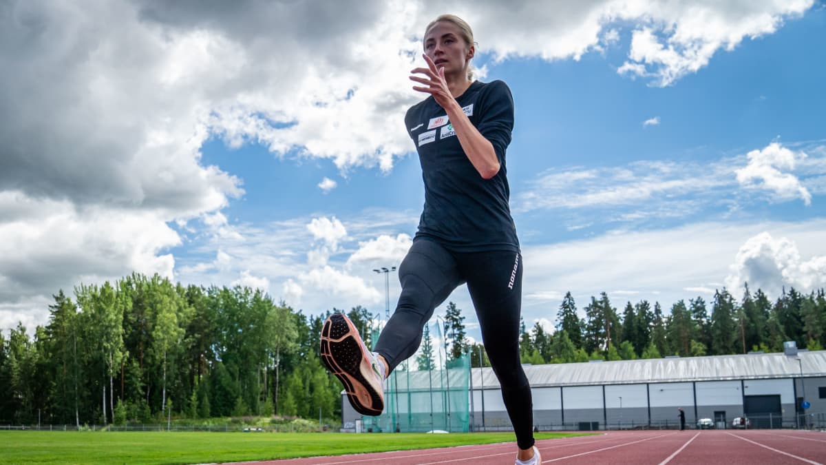 Juoksija Eveliina Määttänen verryttelee Keravan urheilukentällä .