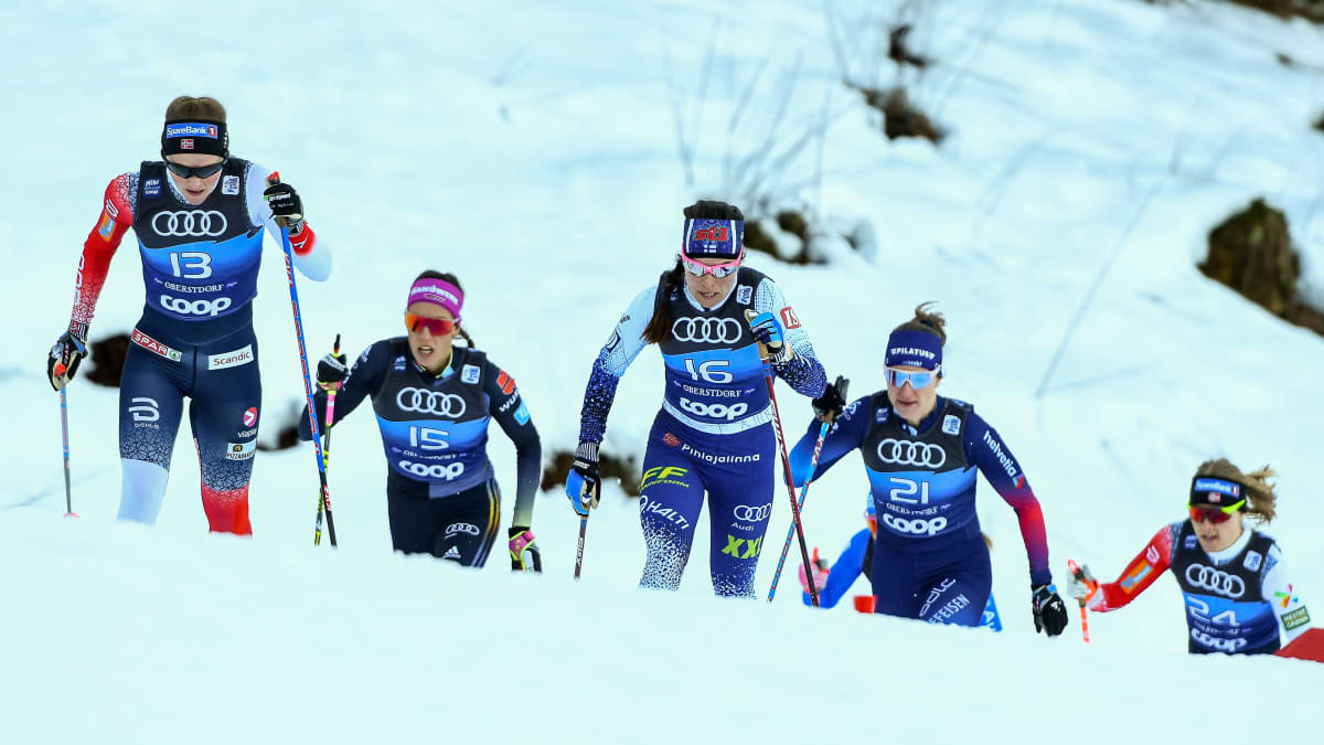 Krista Pärmäkoski (keskellä) Tour de Skin Oberstdorfin sprinttikilpailussa.