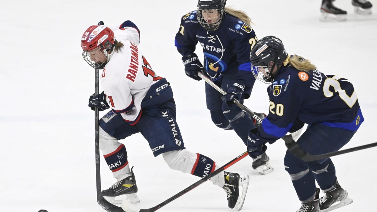 HIFK:n Karoliina Rantamäki sekä Kiekko-Espoon Sofia Nuutinen ja Reetta Valkjärvi jääkiekon naisten liigan ratkaisevassa loppuottelussa 2022.