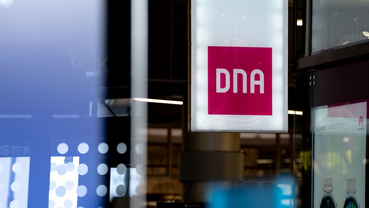 DNAn logo Kampin keskuksessa. 