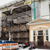 Raahen raatihuone pihalta päin kuvattuna ulkosivun peruskorjauksen aikana talvella 2020.