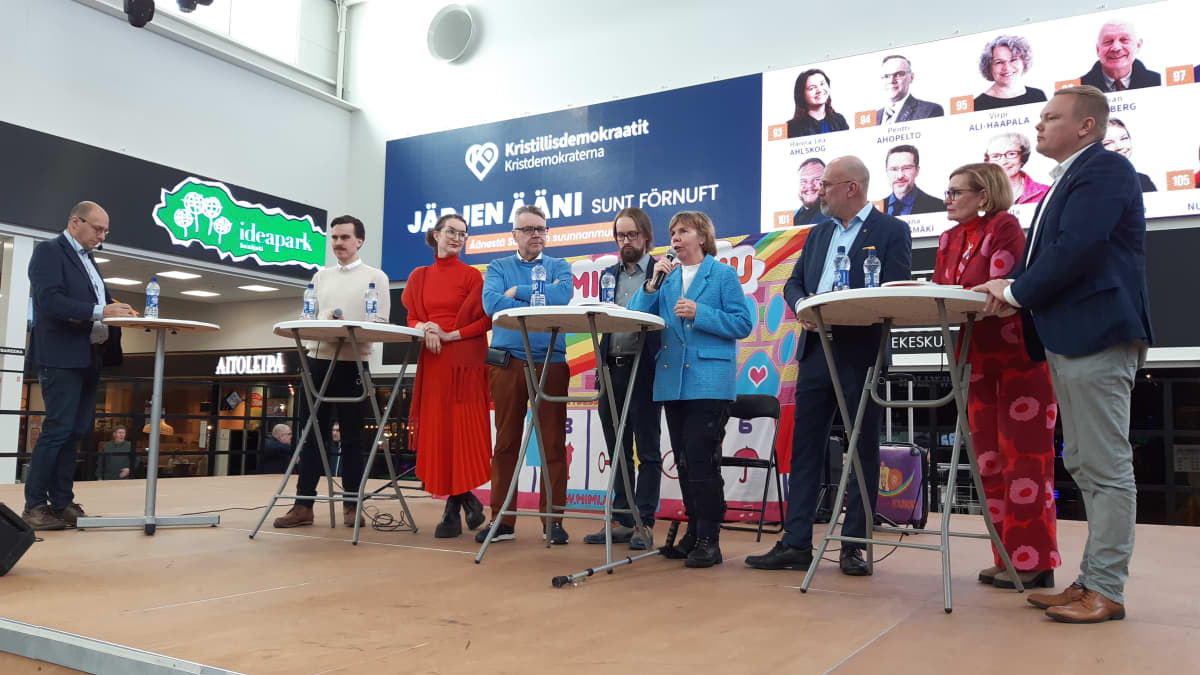 Eduskuntavaaliehdokkaita vaalipaneelissa Seinäjoen Ideaparkin lavalla. 