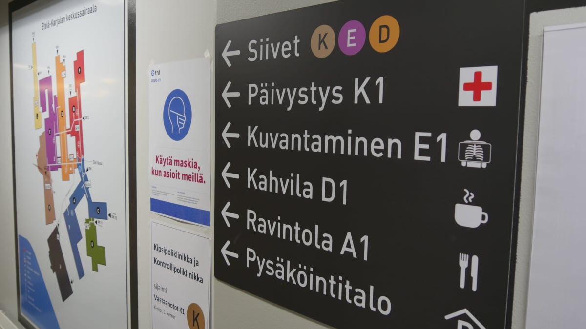Opasteet Etelä-Karjalan keskussairaalan seinällä.