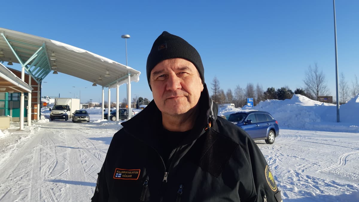 Kapteeniluutnantti Tommy Håkans Länsi-Suomen merivartiostosta seisoo Tornion ja Haaparannan raja-alueella aurinkoisena talvipäivänä.