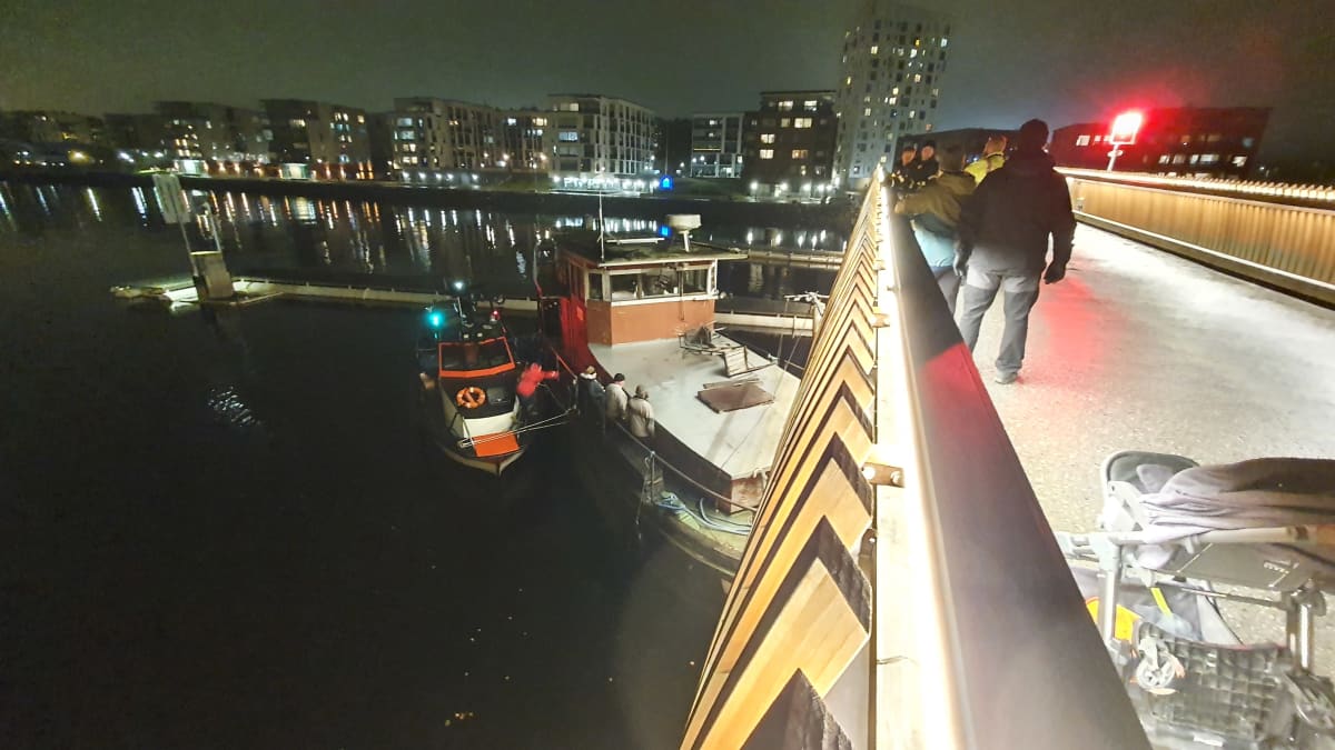 Pelastuslaitos irrottaa noin 20-metristä alusta, joka törmäsi Pielisjoella olevaan Ylisoutajan siltaan Joensuussa pimeänä lokakuisena iltana