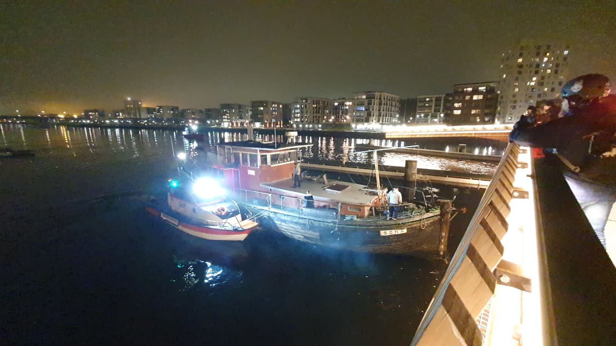 Pelastuslaitos irrottaa noin 20-metristä alusta, joka törmäsi Pielisjoella olevaan Ylisoutajan siltaan Joensuussa pimeänä lokakuisena iltana.