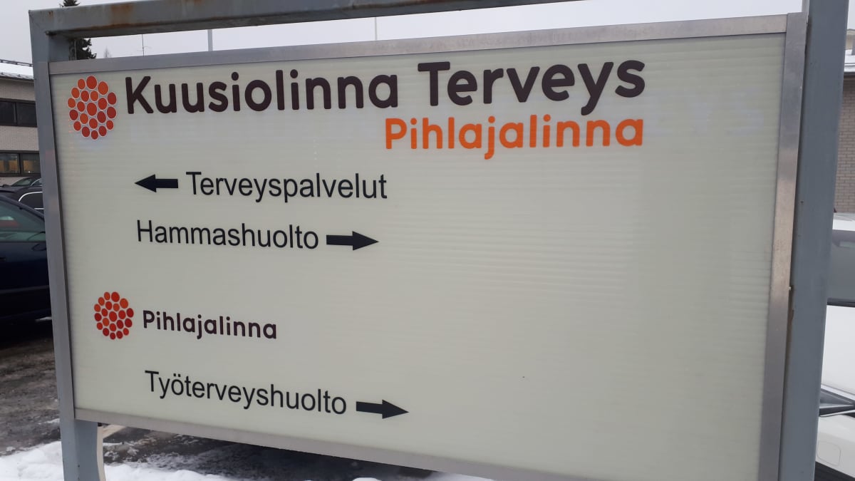 Kuusiolinnan kyltti Alavuden terveyskeskuksen edustalla. 
