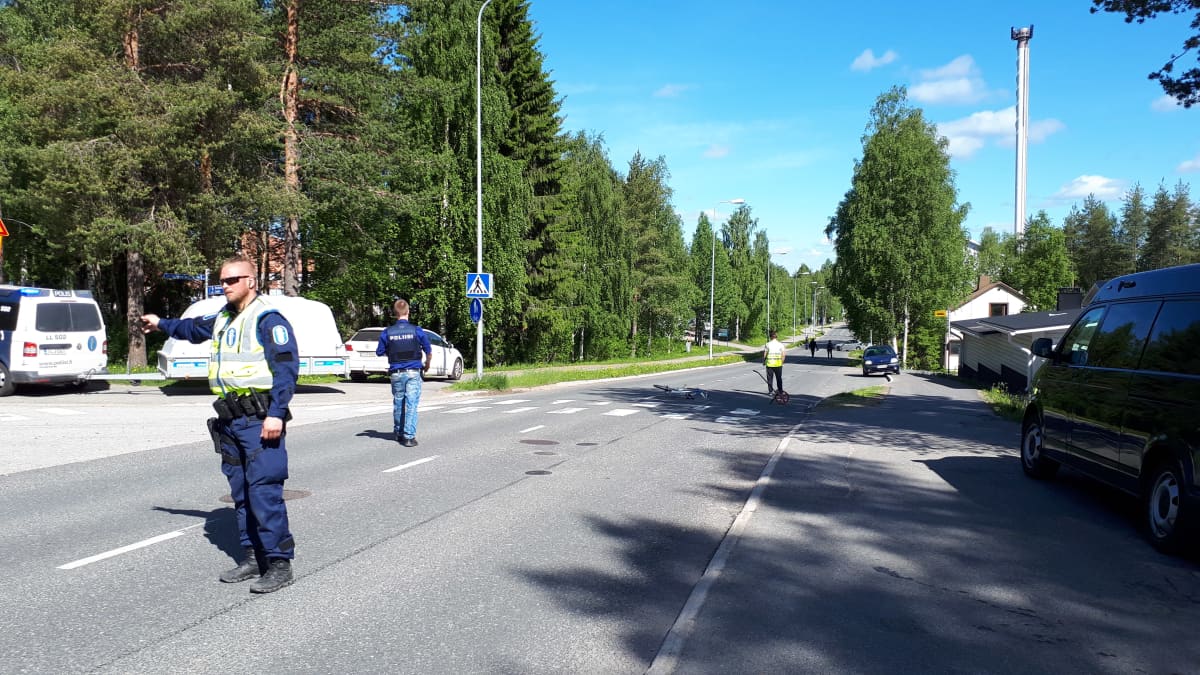Poliisi ohjaa liikennettä onnettomuuspaikalla Rovaniemen Kairatiellä 16.6.2020