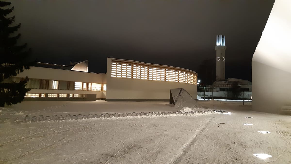 Seinäjoen Lakeuden risti ja Aallon kirjasto iltavalaistuksessa talvella. 