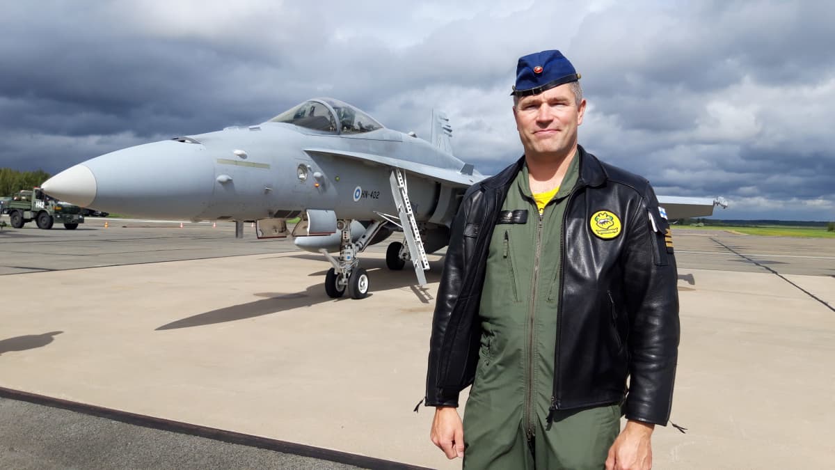 Lapin lennoston Hävittäjälentolaivue 11:n komentaja everstiluutnantti Tomi Iikkanen Kauhavalla Lakeus21 -lentotoimintaharjoituksessa elokuussa 2021