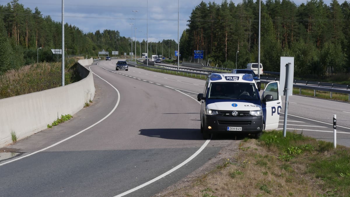 Poliisiauto levikkeellä