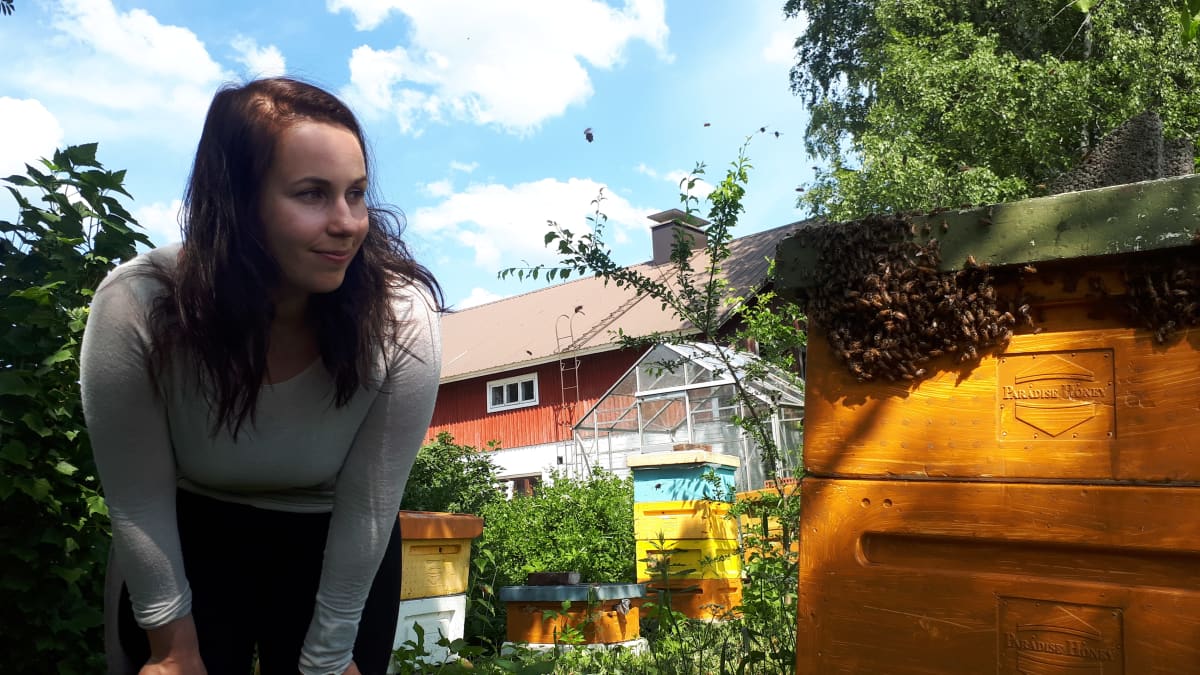 Salla Holopainen ja mehiläispesä
