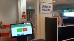 Kirjaston lainausautomaatti.